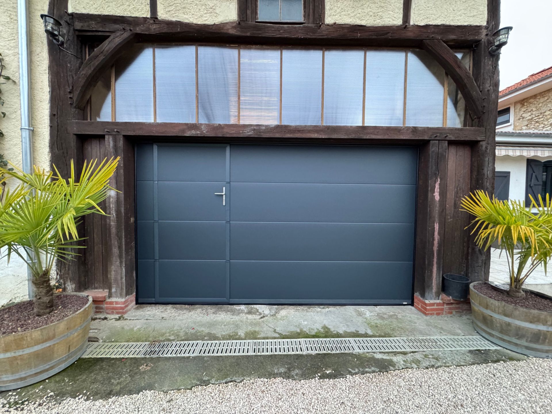 Porte de garage par Vérandas du Sud-Ouest Porte de garage par Vérandas du Sud-Ouest
